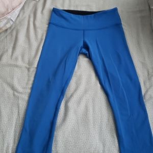 size 4 lululemon crop, reversible.